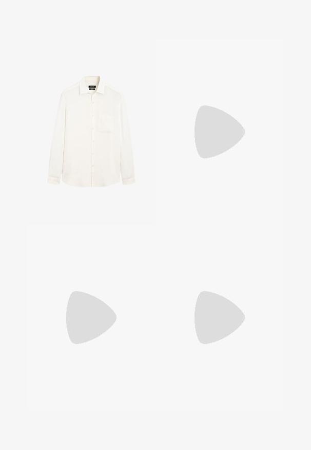 Langærmet, cremet skjorte lavet af letvægtslin med en knap-ned krave og en enkelt brystlomme. Har en afslappet pasform.; Hvid langærmet t-shirt med rund halsudskæring og cropped design. Tekst trykt i lilla læser "STAY SAVAGE Normal er kedeligt."; Bredde ben sorte denim bukser med høj talje, fem-lomme design og subtil syning. Stoffet har en glat, let struktureret overflade.; Sorte patenterede læderslippers med et fletdesign, frynsedetalje og en kraftig, struktureret gummisål. Sidevinkel viser den slanke silhuet.