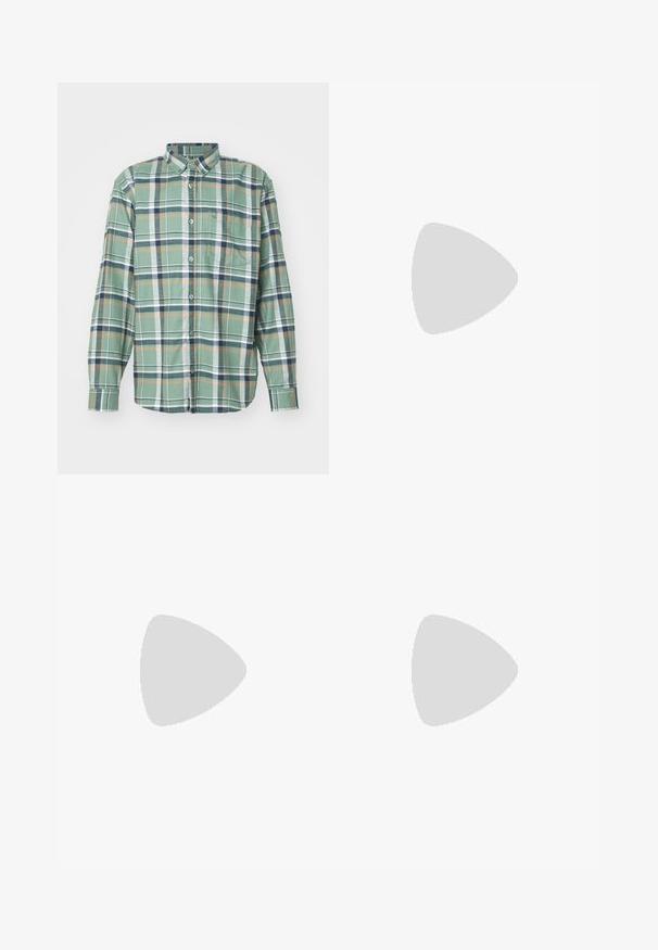 Carhartt WIP SWENSON - Camisa - khaki; Camiseta blanca de manga corta, hecha de algodón suave. Presenta un cuello redondo y un dobladillo recto con un detalle mínimo.; Jeans de denim azul de pierna ancha con un lavado descolorido, diseño de cinco bolsillos y cierre de botón. Equipados con trabillas y detalles de costura.; Botín de piel marrón con puntera redondeada, cremallera lateral y una correa decorativa con un hebilla metálica. Presenta un parche con el logo de Harley-Davidson.