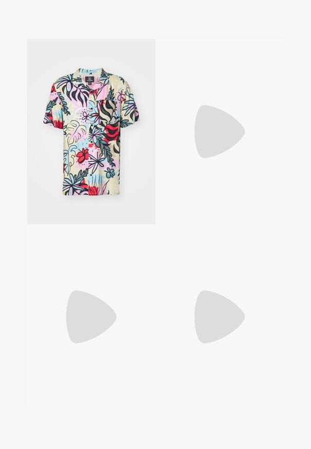 Camicia a maniche corte con bottone, caratterizzata da uno sfondo giallo chiaro con motivi floreali multicolori in rosa, rosso e nero, e una tasca sul petto.; Jeans in denim azzurro chiaro con design a gamba dritta, caratterizzati da una vita media, cinque tasche e chiusura con bottone e zip.; Mocassino in pelle nera con un'accento a frange, dotato di una suola nera spessa e cuciture gialle lungo il bordo. Finitura testurizzata.; Collana in metallo argentato a tre strati caratterizzata da catene sottili e flessibili con una leggera lucentezza, fissata con un gancio a molla e una catena regolabile.