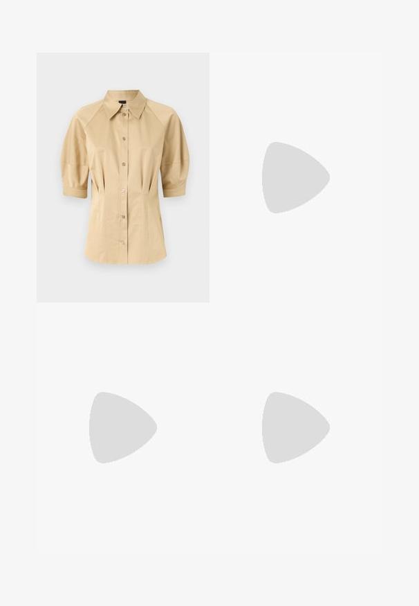 Camicia beige con bottoni, maniche corte a palloncino, colletto aperto e dettagli nelle cuciture. Realizzata in tessuto liscio con chiusura a bottoni frontale.; Pantaloni neri su misura con un design a gamba dritta, caratterizzati da una texture liscia e pieghe ben definite sul davanti. Senza hardware visibile.; Scarpa nera in pelle con tacco alto e cinturino alla caviglia, punta affusolata, superficie liscia e dettagli in metallo dorato.; Borsa a mano in pelle nera con un design strutturato, caratterizzata da una forma corta, manico superiore e accessori in metallo dorato. Inclusa tracolla regolabile.