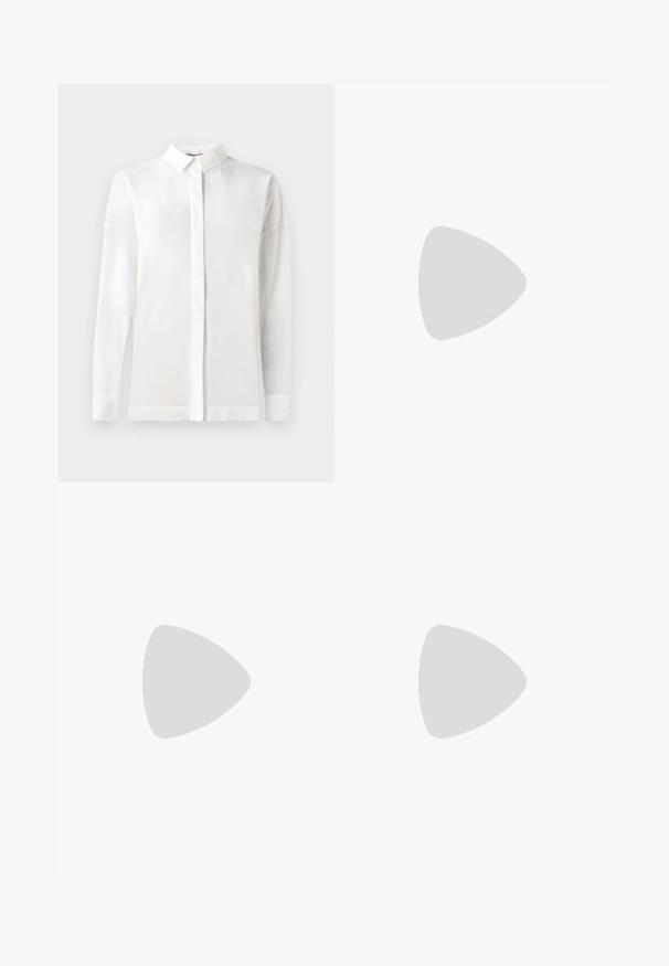 Balts garais piedurkņu krekls ar pogātu apkakli, gluda tekstūra, taisna piegriezuma un slēptu pogu aizdari. Mīksts, viegls audums bez rakstiem.; Platas kāju melnas bikses, izgatavotas no mīkstas auduma, ar aukliņas vidukli, gludu tekstūru un bez redzamām kabatām vai rakstiem.; Melna zamšaina sieviešu augstpapēžu sandaļi ar šaurām siksnām un zeltītu sprādzi uz baltā fona, sānu skats.; Leoparda raksta roka somiņa, izgatavota no zamšādas, ar īsu rokturi, ķēdes siksnu un melnu metāla aizdari. Taisnstūra forma ar pārklājuma aizdari.