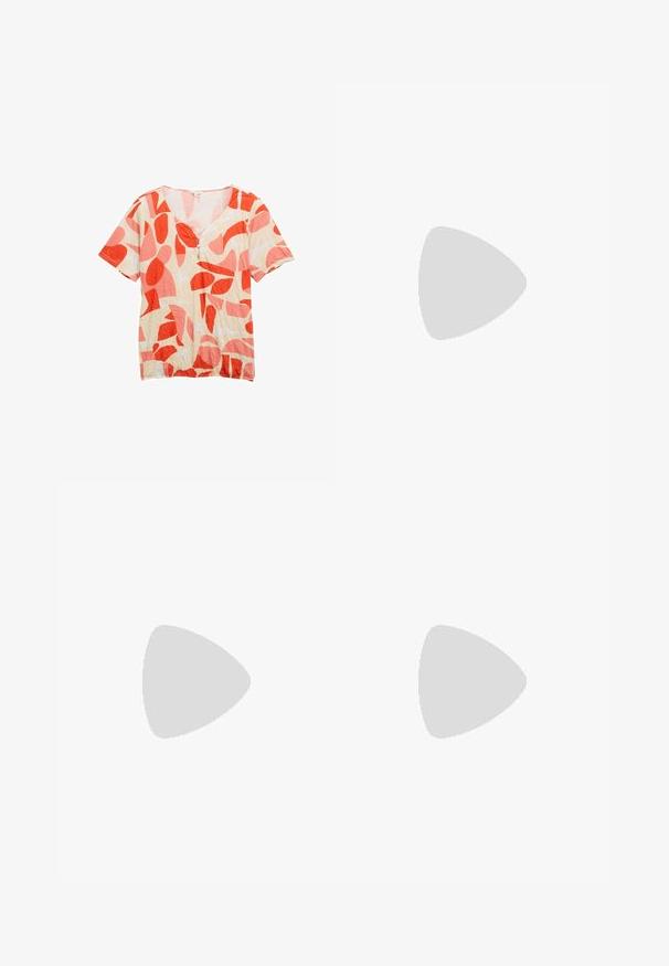Korte mouwen, beige blouse met abstracte rode en roze vormen en drie kleine knopen bij de ronde hals.; Crème-kleurige satijnen wijde broek met zwarte geborduurde geometrische patronen langs de zoom. Beschikt over een gladde textuur en een gekleed silhouet.; Beige leren blokhakpumps met een spitse neus, zwarte trim langs de opening en een dunne verstelbare slingbackriem met gouden hardware.; Crème leren handtas met een halve maan vorm, gouden hardware, zwarte accenten en een afneembare schouderband. Heeft een kettingdetail en label.