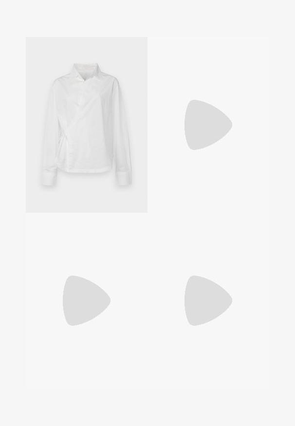 Faithfull the brand ALLISTE OVERSIZED FIT WRAP - Blūze - white; Melnas satīna bikses ar platām kājām, ar frēzi detaļām gar sānu šuvēm un plakanu priekšējo jostas daļu. Vienkārša aizmugure bez kabatām.; Melni augstpapēžu apavi ar norādītu purngalu, ar krokodila ādas tekstūru, izceļoties ar elegantu dizainu, augstu stiletto papēdi un gludu melnu interjeru.; Melna krokodilā ādas raksta rokassoma ar sudraba detaļām, turēta pretī tekstūrētai pelēkai fona. Iespējo spīdīgu virsmu.