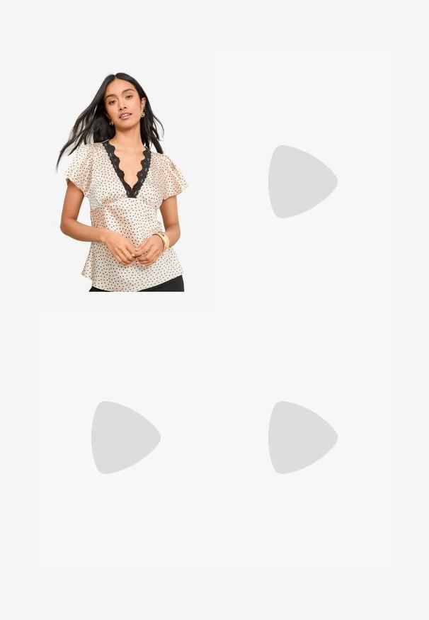 Blusa in satin a pois di colore crema con macchie nere. Caratterizzata da scollatura a V con bordo in pizzo e maniche volanti. Tessuto liscio.; Jeans neri a gamba larga con vita alta, dotati di due tasche frontali e dettagli in metallo sui bottoni. Il tessuto ha una texture liscia.; Bershka Sandali con tacco - black; Borsa a spalla in vernice nera con forma curvata, una tracolla, tasche frontali e dettagli in metallo argentato.