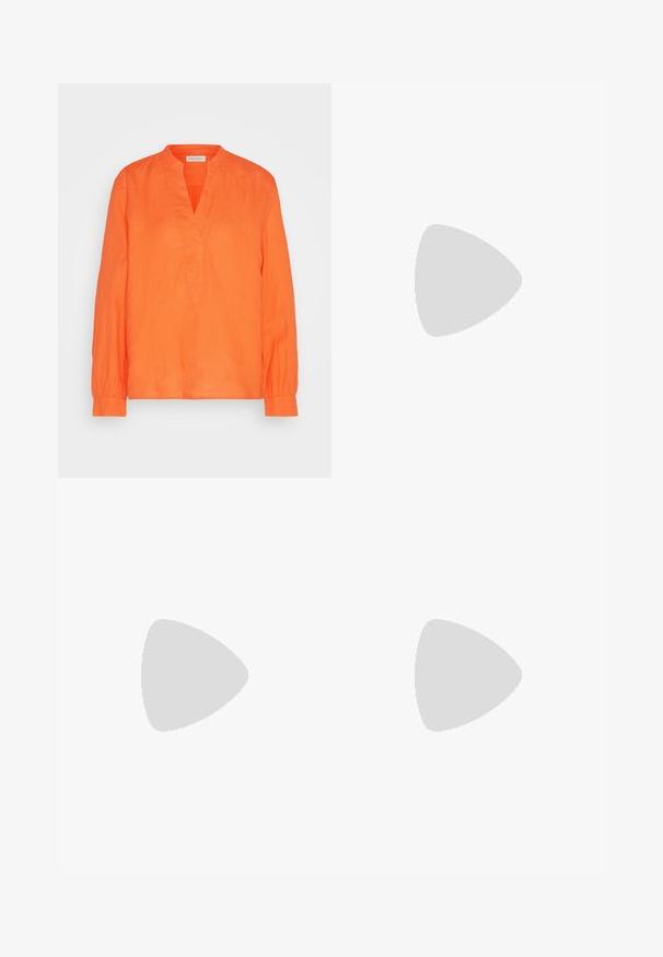 Marc O'Polo BLOUSE STAND UP COLLAR WITH V-NECK LONG SLEEVE - Tunika - fruity orange; Svart lærskjørt med en tettsittende design. Jevn tekstur, sømmer som fremhever formen, og en rett kant. Minimalistisk og elegant utseende.; Svart ankelstøvler med spiss tå, laget av glatt lær. Har en blokkhelt og et tilpasset skaft, med synlige sømdetaljer.; Sølv hoops øreringer med et glatt, buet design. Metallet er polert, med minimalistisk maskinvare og en subtil gravert logo.