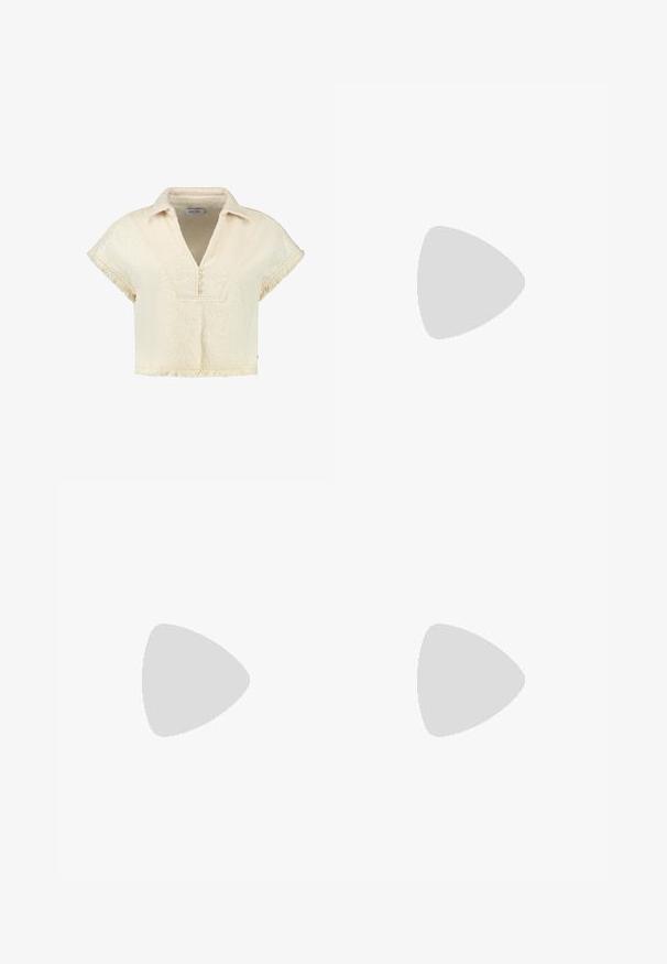 Krämfärgad croppad skjorta med krage, korta ärmar, texturerad tyg, dekorativa mönster och frynsa vid fållen.; Breda byxor i krämfärgad tyg med en mjuk yta, med en enda knapp fram, subtila veck och en hög midja design.; Vit högklackad sandal med en kraftig klack, med ett remdesign och ankelband. Slät textur med en plattform framtill för ökad höjd.; Vit syntetisk handväska med triangulär form, platt framklaff och rosettdetalj, justerbar rem, slät textur och minimalistisk design.