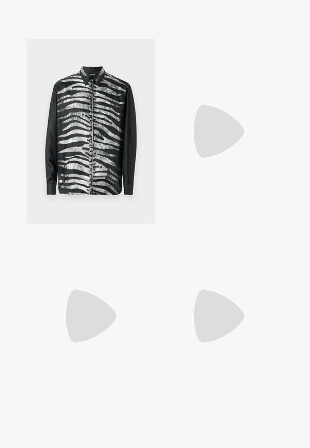 Čierno-biela dlhá rukávová košeľa s pruhovaným vzorom zebry, s lesklou textúrou a tradičným dizajnom goliera.; Études LOOSE SUIT PANT - Oblekové nohavice - black; Čierne kožené mokasíny s hladkou textúrou, zaoblenou špičkou a dekoračným pásikom cez priehlavok. Nízky vrstvený opätok, minimalistický dizajn.; Čierne obdĺžnikové slnečné okuliare s tmavými sklami, hrubým plastovým rámom, zlatými detailami na spánkoch a vygravírovaným logom značky na ramene.