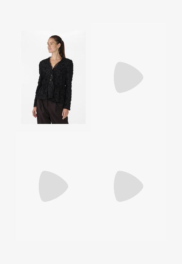 YAS YASFLERA - Camicetta - black; Pantaloni beige a gamba larga realizzati in tessuto liscio, con un frontale piatto dotato di passanti per cintura e senza motivi o decorazioni visibili.; Scarpa con tacco alto in vernice nera, cinturino alla caviglia regolabile e punta affilata, con lati aperti. Texture liscia.; Borsa nera con forma strutturata, texture liscia e una chiusura metallica. Abbinata a pantaloni neri larghi e sandali open-toe su un pavimento in legno.