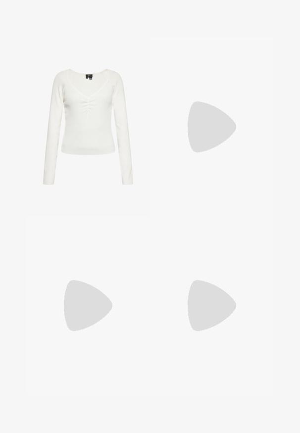 Top bianco a maniche lunghe con scollatura a V profonda e dettaglio centrale arricciato. Realizzato in tessuto elasticizzato, presenta maniche aderenti e una vestibilità slim.; Jeans in denim a gamba larga di blu medio, con vita alta, chiusura con bottone e dettagli delle cuciture verticali a contrasto lungo la parte anteriore.; Décolleté in vernice nera con punta affusolata e tacco in geometria cubica. Presentano un design elegante e minimalista, con una texture liscia.; Borsa a tracolla nera in pelle con una forma curva, manico rimovibile e accessori dorati. La borsa presenta una patta con un dettaglio a fibbia.