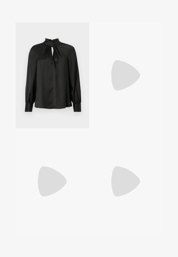 Blusa nera realizzata in tessuto liscio e leggero, con collo alto, scollatura a chiave e maniche lunghe a sbuffo con polsini aderenti.; Pantaloni neri con taglio dritto, texture liscia e vita con chiusura a un bottone. Nessun motivo o dettaglio visibile.; Scarpa nera in pelle con tacco alto, punta affusolata, cinturino alla caviglia e tacco sottile. Texture liscia con un accento dorato alla base del tacco.; Borsa a mano in pelle beige con una forma triangolare strutturata, dotata di un manico in catena argentata e di un logo in metallo scritto in corsivo.