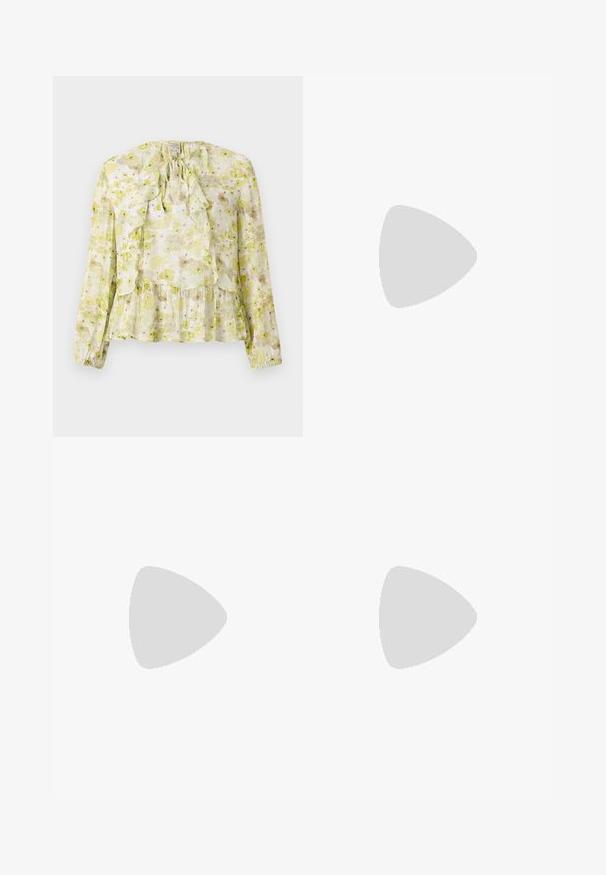 Blouse florale en vert clair et crème, dotée de panneaux volantés, de manches longues, d'un col à nouer et d'un ourlet en cascades avec une texture transparente.; Un haut à manches longues noir avec une texture côtelée, comportant de grandes fleurs de lys roses et des feuilles vertes imprimées sur le devant. Tissu léger.; Leggings de sport noirs avec une taille haute, un tissu lisse et une silhouette ajustée, conçus pour un confort optimal et une liberté de mouvement.; Escarpin noir à bout pointu avec texture en cuir de crocodile, présentant un design élégant, un haut talon aiguille et un intérieur noir lisse.; Sac à main en cuir noir au design courbé, avec des clous en argent, une boucle et deux poches latérales. Bandoulière réglable pour différentes options de transport.