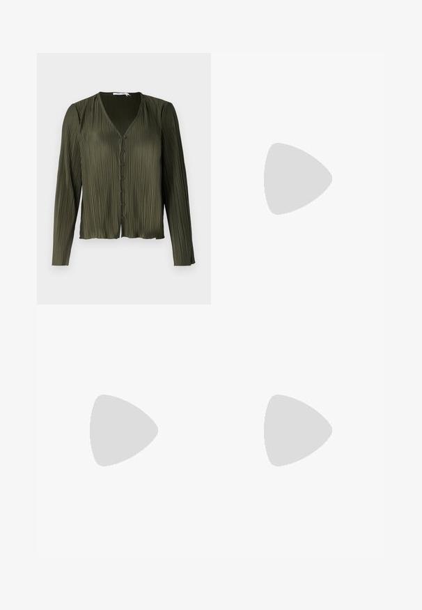 Samsøe Samsøe UMA BLOUSE - Hemdbluse - forest night; Hellblaue Schlagjeans aus Denim, mit hoher Taille, Taschen und ausgefransten Säumen. Der Stoff hat eine verblasste Waschung und eine subtile Textur.; Schwarze, hochhackige Sandalen mit dünnen Riemen und einem geknoteten Design, einer glatten, rechteckigen Zehenpartie und einem eleganten Stiletto-Absatz.; Hellegraue metallische Handtasche mit einer Kettenriemen, verziert mit kleinen kreisförmigen metallic Nieten und einem dreieckigen Markenlogo.