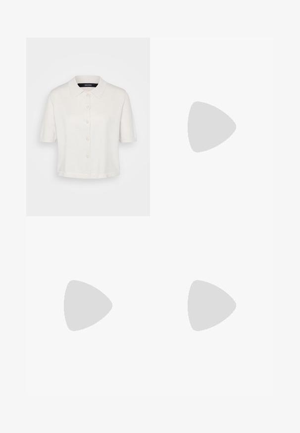 Kortermet hvit strikket bluse med krage og knapper foran. Myk tekstur og løs passform, med subtil glans.; Svarte flared bukser laget av elastisk stoff, med høy midje og en glatt tekstur. Buksene vidder ut fra kneet.; Sorte lerrets høy-top sneakers med hvite gummisulinger og snørebånd. Har et rundt logo på siden og kontrasterende hvite sting.; Svart oversized solbriller med geometrisk design, rektangulære linser og blank overflate. Ingen synlig merkevare på forsiden.
