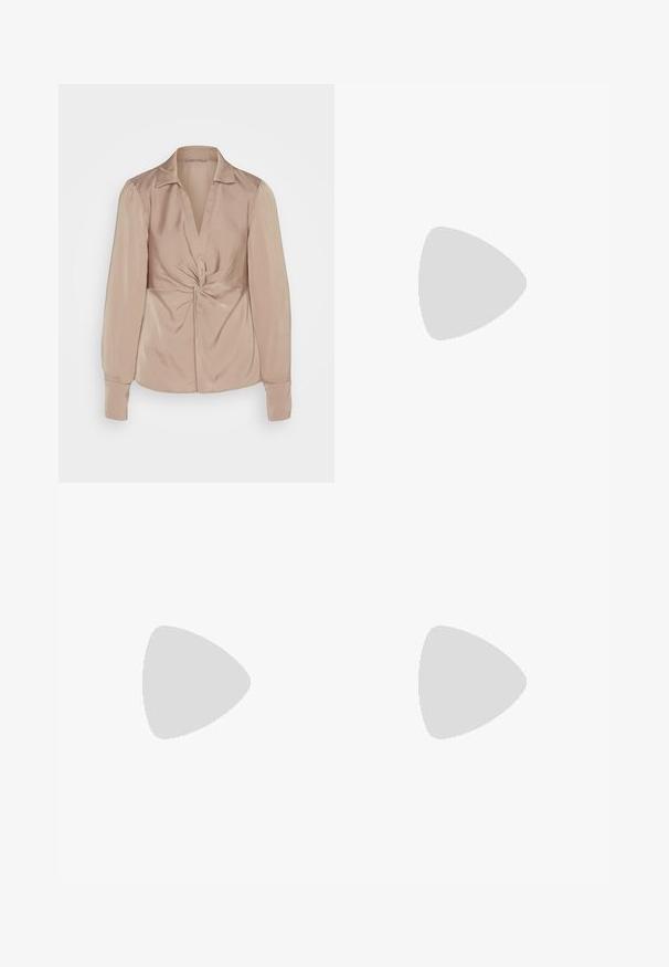 Knappt skjorte i lys beige satin; har en V-hals, vridd frontdetalj, og lange ermer med knappede mansjetter. Glatt tekstur.; Svart vide bukser med teksturert stoff, elastisk midje og avtagbart belte som gir justerbar passform.; Sorte åpen tå hælsandal med kryssede stropper, justerbar ankelstropp og kraftig hæl, med en jevn lærtekstur.; Svart håndveske med strukturert form, jevn tekstur og metallisk lås. Kombinert med brede svarte bukser og sandaler med åpen tå på tregulv.