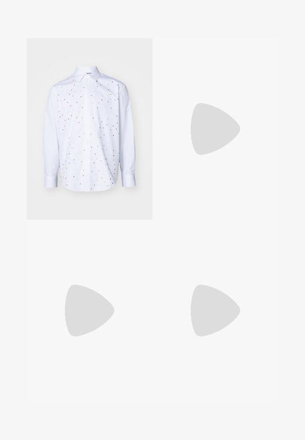 MSGM CAMICIA - Skjorta - white; Svarta skräddarsydda byxor har en slät väv, rak passform och en bälte med en rektangulär spänne. Framstående veck framhäver designen.; Svart läder slip-on sko med rund tå, låg blockklack och ett framrem. Slät textur med subtil logotypdetalj på remmen.; Svart canvas tote-väska med två handtag, med en platt topp, texturerad yta och en liten präglad logotyp på framsidan.
