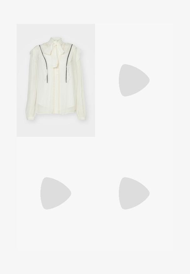 Weiße Bluse mit langen Ärmeln, Rüschenmanschetten, gefaltetem Vorderteil, Spitzenakzenten und einem Krawattenverschluss am Kragen. Verfügt über schwarze Borten entlang der Nähte.; Helle blaue Denim-Jeans mit hoher Taille, weitem Beinschnitt, zwei seitlichen Taschen und gefaltetem Design. Weiche Textur mit einem ausgebleichten Finish.; Schwarzer Leder-Slingback-Schuh mit spitzem Zehenbereich, schlankem Absatz und goldfarbener Hardware-Akzent am Vorderfuß. Glatte Textur und strukturierte Form.; Schwarze Lederhandtasche mit einem strukturierten Design, das eine verkürzte Form, einen oberen Griff und goldfarbene Hardware-Details aufweist. Verstellbarer Schulterriemen ist enthalten.