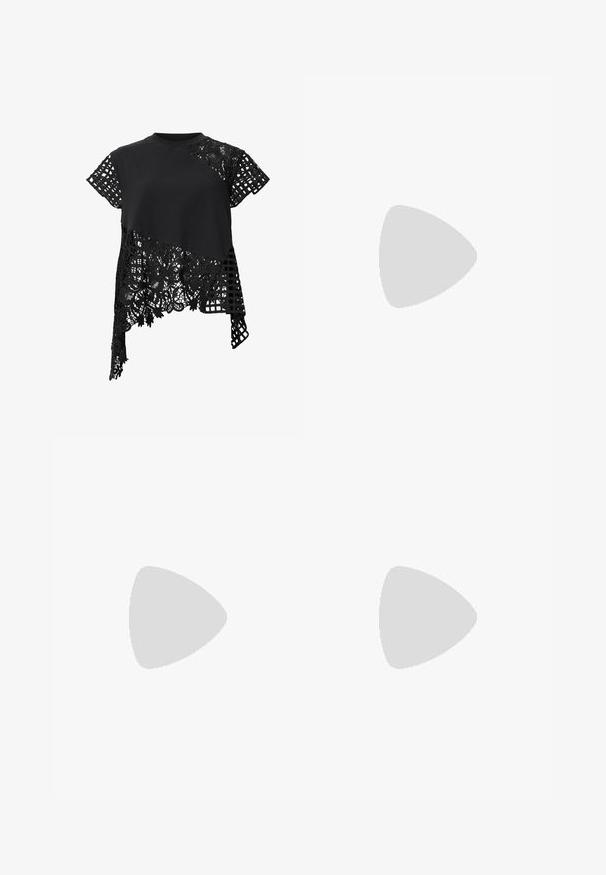Maglietta nera a maniche corte, con un mix di tessuto solido e pizzo intricatamente lavorato con motivi floreali, e un design a griglia su un lato.; Pantaloni a gamba larga di un colore beige chiaro, realizzati in un tessuto liscio. Presentano una vita classica e una parte anteriore piatta con linee pulite.; Tacco slingback a punta affusolata in un materiale tan liscio e lucido. Presenta un design con ritaglio curvo e un sottile tacco a stiletto. Dettaglio con fibbia argentata.; Borsa a tracolla in pelle marrone con forma curvata, hardware dorato e un dettaglio con fibbia. Presenta una tracolla rimovibile.