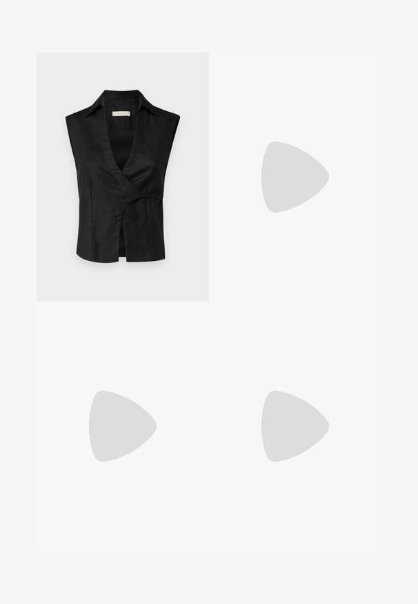 Faithfull the brand ANTIBES SLEEVELESS WRAP - Blūze - black; Plati kāju bikses tumši pelēkā audumā. Iezīmējas ar gludu tekstūru, divām aizmugures kabatām ar pogu aizdari un klasisku jostu.; Melnas zamšādas potīšu zābaki ar piegulošu kāju daļu, smailu purngalu un zemu bloku papēdi. Gluda tekstūra un minimālistisks dizains, piemērots dažādai stilizācijai.; Brūns ādas clutch soma ar zelta aizdari un īsu zelta ķēdes rokturi, kas iezīmējas ar mīkstu, sakļautu tekstūru uz baltā fona.