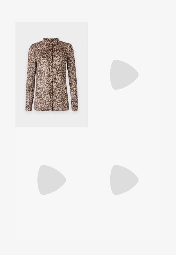 Camisa de botões com padrão de leopardo e mangas longas, feita de um tecido leve, com gola e botões cor-de-rosa na parte da frente.; Calças pretas de corte ajustado com um design de perna reta, apresentando uma textura lisa e pregas bem definidas na frente. Sem hardware visível.; Saltos slingback em couro preto com bico fino, apresentando um salto esguio e um detalhe em tom dourado na alça ajustável. Textura suave.; Bolsa de mão azul claro com uma forma estruturada, material de couro suave, duas alças e um logótipos triangular na parte da frente. Fecho com zíper.