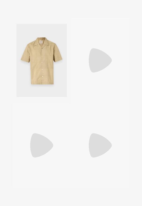 Camisa de manga corta, con botones, en beige claro con un sutil patrón de cuadrícula. Hecha de una tela suave y texturizada; cuenta con un collar clásico y cinco botones.; Dos camisetas de cuello redondo en negro y verde oliva, hechas de suave tela de algodón. El diseño es simple, con mangas cortas y corte recto.; Pantalones deportivos negros hechos de tejido texturizado, con una cinturilla ajustable, bolsillo lateral con cremallera y puños ajustados.; Zapatillas de cuero blancas con una suela gruesa color crema, acento en el talón azul marino y logo en el lado. Textura suave, diseño minimalista, con cierre de cordones.