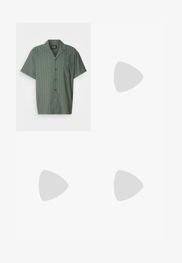 Kortärmad, grön skjorta med vertikala ränder, krage, framficka och knappstängning. Tillverkad av textil med struktur.; Vit långärmad fotbollströja med ribbad textur, svart krage och muddar, med svart Adidas-logotyp och cirkulär grafisk emblem.; Svarta sportbyxor tillverkade av ett slätt, lätt material. Har en elastisk midja och vita sidostripes med en logotyp på låret.; Svart atletisk sneakers med vita ränder, texturerad tyg, slät lädertå och en sula i gummi. Funkar med logotyp på tungan.