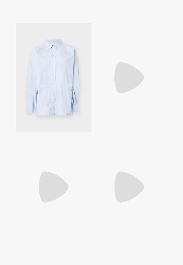 Camicia azzurro chiaro in cotone. Presenta maniche lunghe con fiocchi ai polsi e colletto classico. Texture liscia.; Pantaloni bianchi su misura con gamba larga, passanti per cintura e una cintura con fibbia in argento. Realizzati in tessuto leggero con una texture liscia.; Tacchi slingback in pelle nera con punta affusolata, caratterizzati da un tacco alto e un accento dorato sulla cinghia regolabile. Texture liscia.; Borsa a mano in pelle nera con un design strutturato, caratterizzata da una forma corta, manico superiore e accessori in metallo dorato. Inclusa tracolla regolabile.