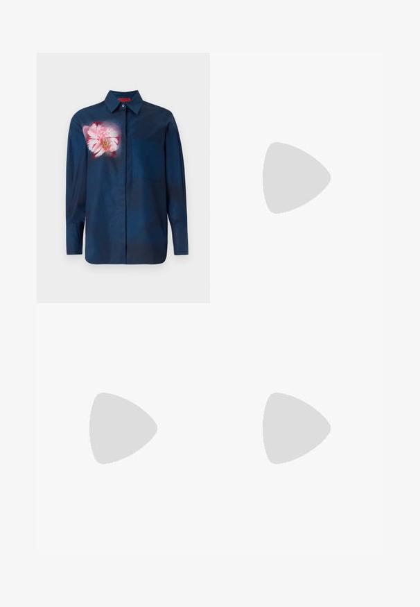 Tumesinine särk, millel on roosade toonide lilleline muster vasakul rinnal, varustatud nööpidega kaelusega ja ühe esikotiga.; Laiad mustad püksid sujuva, mati pinnaga. Tasane vöökoht ilma nähtava riistvara või mustriteta. Lihtne ja elegantne disain.; Mustad lakknahk kingad kõrge kontsaga, ruudukujulise varbaga, pahkluu rihmaga ja paksu kontsaga. Sisaldab perforatsioonidega detaile ääres.; Mustast nahast kott, millel on ülevalt klapp, kuldse tooniga ahel rihm ja logo detail ees. Sile tekstuur.