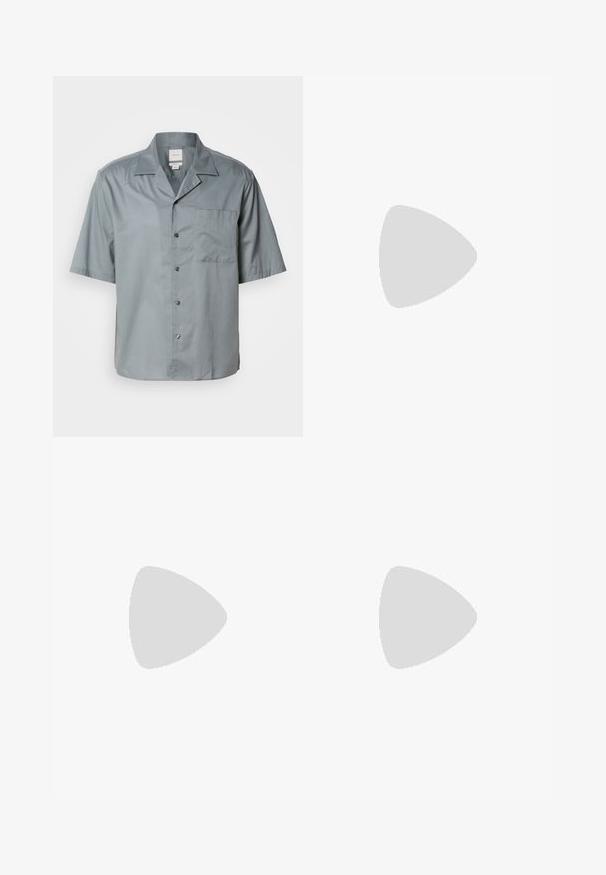 Kortermet skjorte med knappestolpe i lys grått stoff med glatt tekstur, med brystlomme og klassisk kragedesign.; Hvit bomulls t-skjorte med en grønn CK-logo på venstre bryst. Klassisk crew neck-design med korte ermer og rett kant.; Svart bukser med avslappet passform, laget av lett stoff. Har elastisk midjebånd, knapplukking og to frontlommer.; Svart lær sneakers med glatt overflate, rund tå, tonede sømmer, snøring foran og flat gummisåle. Løkke på hælen.