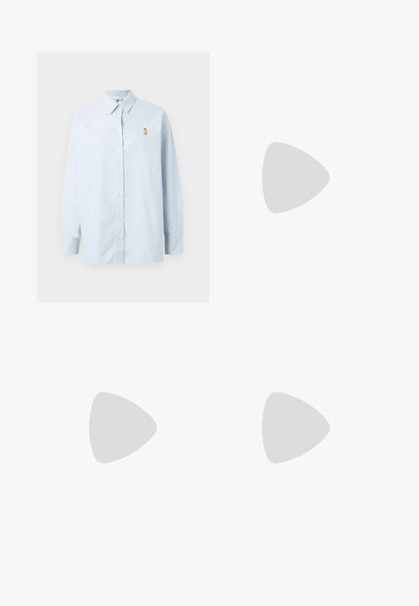 Ανοιχτό μπλε πουκάμισο μακρύ μανίκι από μαλακό ύφασμα, με κουμπιά μπροστά και κεντητή σχεδίαση αλεπούς στο αριστερό στήθος.; Μαύρη φούστ�α μέχρι το γόνατο από λεία ύφανση, με κλείσιμο μπροστά με κουμπιά, δύο πλαϊνές τσέπες και ψηλή σχισμή στο πίσω μέρος. Διακοσμητικά κουμπιά σε χρυσό χρώμα.; Μαύρες δερμάτινες λαστιχένιες παπούτσια με γυαλιστερή φινίρισμα, με δύο χρυσά αγκράφες και χαμηλό τακούνι. Λείο υλικό με στρογγυλή σχεδίαση στη μύτη.; Μαύρη καπιτονέ δερμάτινη τσάντα με χρυσή αλυσίδα, με στρογγυλό κούμπωμα από χρυσό υλικό και κλείσιμο με καπάκι. Συμπαγής ορθογώνιος σχήμα.