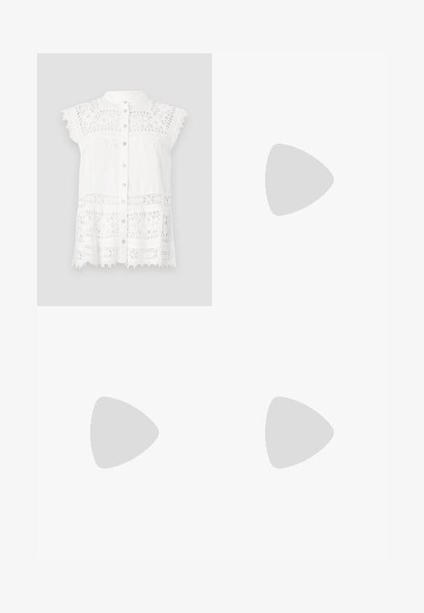 Blusa bianca con maniche corte a cappuccio, caratterizzata da dettagli in pizzo e una chiusura con bottoni sul davanti. Il tessuto strutturato e l'orlo scallopato aggiungono interesse visivo.; Jeans svasati di un blu chiaro, realizzati in denim, con vita alta, cinque tasche e chiusura a un bottone. Morbido al tatto con una finitura scolorita.; Mule aperte di colore blu chiaro con punta aperta e design geometrico, dotate di una fascia larga che attraversa il piede e di un tacco spesso e angolare.; Borsa a tracolla nera in pelle con una forma curva, manico rimovibile e accessori dorati. La borsa presenta una patta con un dettaglio a fibbia.