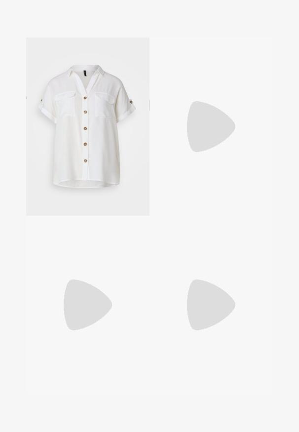 Hvit, kortermet skjorte med krage, to brystlommer og dekorative brune knapper. Lett materiale, avslappet passform.; Denimshorts i lys til mørk blå gradient med en klassisk femlommers design, ferdig med knappestolpe og vide ben.; Hvite lær sneakers med røde striper og detaljer. Har en teksturert gummisåle og polstret krage. Brukt med lyseblå denim.; Svart syntetisk skinnhåndveske som har et buet design, glidelås foran lomme og dekorativt maskinvare med en avtakbar, rund myntlomme.; Perlekjede med et delikat design, som har små hvite perler og en gullkjede-forlenger med lås for justerbar lengde.