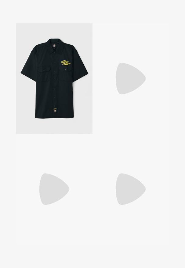 Schwarzes Kurzarmhemd mit Kragen, zwei Fronttaschen und gelbem Aufdruck "Best Bad Food in Town". Mit Markenlogo-Tag.; Weißes Baumwoll-T-Shirt mit rundem Logo auf der Brust. Rundhalsausschnitt, kurze Ärmel, lässige Passform, mit roten und schwarzen Akzenten.; Schwarze Jeans mit geradem Schnitt. Verfügt über ein klassisches Fünf-Taschen-Design, Knopfverschluss und subtile Stofftextur.; Beige Ledersneaker mit drei horizontalen Streifen, runder Zehenform, flacher brauner Gummisohle und weichem Stofffutter am Kragen und der Zunge.
