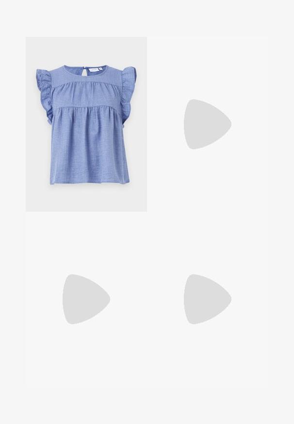 Heledasinine pluus pehmest riidest, millel on lühikesed volangvarrukad, ümmargune kaelus ja võtmeauguga seljaosa, mis sulgub nööbiga.; Hallgray plekilise seelik sujuva tekstuuriga, millel on mitu vertikaalset voldikest ja sobiv talje. Valmistatud kerge kangaga.; Mustmustast musta nahast slingback king, millel on terav varvas ja kitsas, kumer konts. Omab diskreetset reguleeritavat rihma metallist pandlaga.; Musta käärmeprindiga kott kõveraga käepidemega. Valmistatud tekstiilsetest, beežidest ja pruunidest materjalidest, millel on iseloomulik rombikujuline muster.