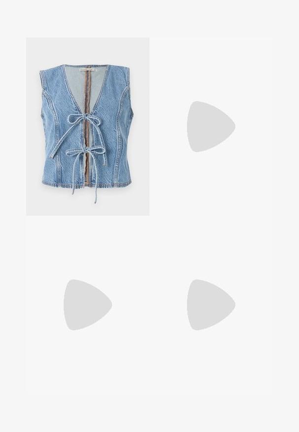 Sinine teksavest, millel on sügav V-kaelus, ees kinnitusnööp ja ilma varrukateta disain. Omab nähtavat õmblustööd ja töötlemata ääri.; Pruunid pitsitavad lühikesed püksid tekstuurse pinnaga ja kontrastsete tan värvi paeltega. Omab silmadega detaile ja sobivat disaini, mis tagab mugava istuvuse.; Hallid hall nahk-saapad, mis ulatuvad säärtesse ja millel on lohkuv disain, terav nina ja kihiline konts. Tähelepanuväärne õmblemise detail varvaste piirkonnas.; Musta käärmeprindiga kott kõveraga käepidemega. Valmistatud tekstiilsetest, beežidest ja pruunidest materjalidest, millel on iseloomulik rombikujuline muster.