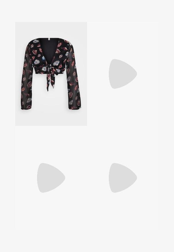 Cropped top nero con scollatura a V profonda, maniche lunghe trasparenti e nodo frontale. Presenta un motivo a conchiglia in rosso, blu e bianco su uno sfondo scuro.; Jeans a campana di colore blu chiaro realizzati in denim. Presentano una vita alta, una leggera sfumatura e pannelli laterali blu scuro. Cinque tasche e chiusura con bottone.; Sandali neri flat con cinturini intrecciati, dettagli in tonalità oro e un design minimalista caratterizzato da una suola sottile e una fibbia regolabile alla caviglia.; Occhiali da sole neri a forma di occhio di gatto con finitura opaca, dotati di lenti grigie, angoli acuti e stanghette slanciate. Nome del marchio visibile all'interno della stanghetta.; Orecchini a cerchio in oro con una finitura liscia e lucida. Design circolare con un piccolo perno e una chiusura trasparente per un indosso sicuro.