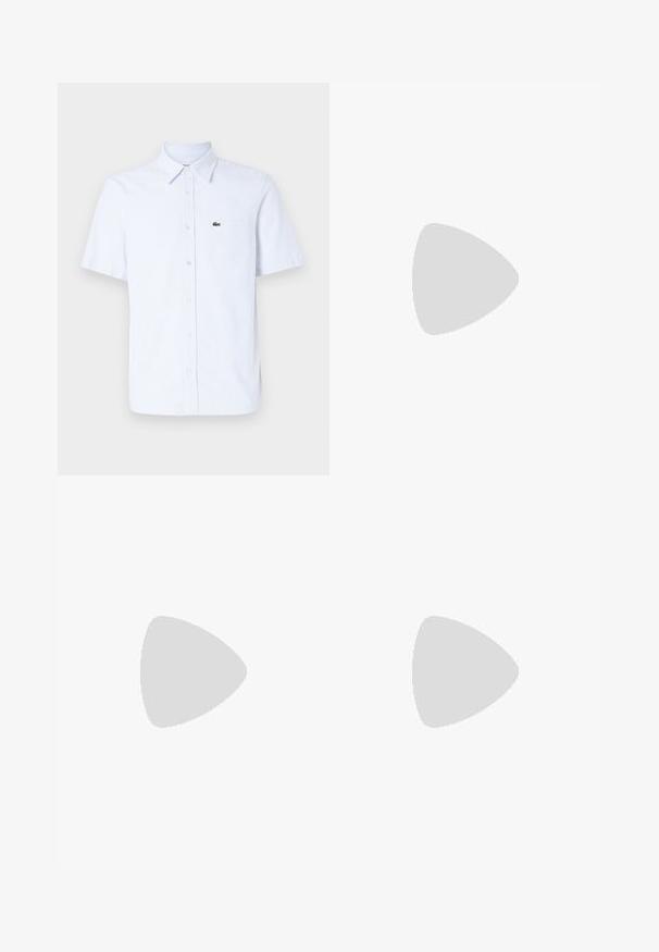 Korte mouwen overhemd met knoopsluiting in lichtblauw met witte strepen, met een borstzak en een klein groen logo aan de linkerkant.; Navyblauwe katoenen t-shirt met een ronde hals, korte mouwen en een klein geborduurd logo op de linkerkant van de borst. Zachte textuur.; Leren denim shorts in lichtblauw met een klassieke snit. Bevat vijf zakken, oranje stikselaccenten en ruwe zoomranden.; Witte sportieve schoen met zilveren en zwarte accenten, bovenwerk van mesh, textuurdesign, gevoerde zool en een flexibele looppatroon.