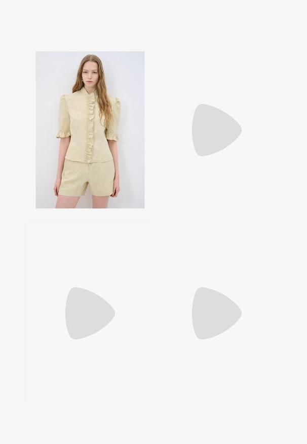 Lichtbeige blouse met korte pofmouwen, gerimpelde voorkant, bloemenpatroon en een staande kraag, gecombineerd met bijpassende shorts.; Grijze wijde broek van gestructureerde stof, met een hoge taille en plooien aan de voorkant. Het ontwerp heeft een gladde tailleband en geen zichtbare sluitingen.; Zwarte sandalen met twee verstelbare bandjes, gemaakt van synthetisch materiaal. Voorzien van een gestructureerde voetbed en een duurzame rubberen zool met grip.; Zwarte leren handtas met een ronde vorm, gestructureerd oppervlak, gouden hardware accenten en een ritssluiting. Logo weergegeven aan de onderkant.