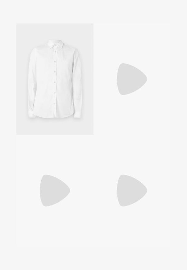 Witte blouse met lange mouwen en knopen, gemaakt van katoen. Heeft een puntige kraag en een klein geborduurd logo op de borst. Gladde textuur.; Witte katoenen blouse met lange mouwen en een ronde halslijn, met zijsplitten aan de onderkant en een gladde textuur, vanuit de achterkant weergegeven.; Lichtblauwe denim jeans met een straight-leg ontwerp, vijf zakken, knoopsluiting, minimale vervaging en contrasterende stikseldetails.; Witte sneaker met een gladlederen bovenwerk en een laag profiel. Voorzien van een ronde neus, zes vetergaatjes en een gestructureerde rubberen zool.