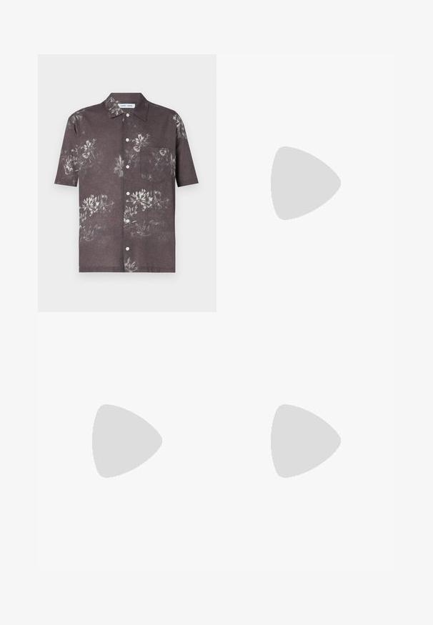 Camicetta a maniche corte in tessuto grigio scuro con stampa floreale in tonalità più chiare, design con bottoni e taschino sul petto.; Jeans in denim nero a gamba larga con cuciture gialle a contrasto, design a cinque tasche e chiusura con bottone in vita. Texture del materiale resistente.; Scarpe in pelle bordeaux con suole in gomma marrone, punta rotonda, cuciture bianche e occhielli dorati. L'interno presenta un rivestimento giallo.; Occhiali da sole ovali con lenti verdi, montatura in metallo dorato e punte in plastica marrone scuro. Leggeri, con il logo Ray-Ban visibile su una lente.