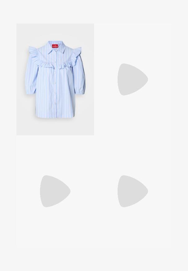 Camisa listrada azul clara com detalhes franzidos nos ombros e na frente, apresentando colarinho pontudo e fecho com botões.; Calças pretas de corte ajustado com um design de perna reta, apresentando uma textura lisa e pregas bem definidas na frente. Sem hardware visível.; Saltos slingback em couro preto com bico fino, apresentando um salto esguio e um detalhe em tom dourado na alça ajustável. Textura suave.; Bolsa de couro preta com um design estruturado, apresentando uma forma cropped, alça superior e detalhes em metal dourado. Inclui uma alça de ombro ajustável.