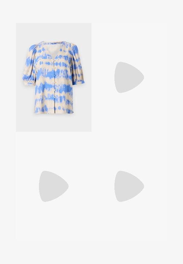 Blusa de manga curta, com decote em V, em padrão tie-dye bege e azul, featuring mangas bufantes e detalhe de botões à frente. Feita de tecido leve.; Saia preta plissada feita de tecido texturizado com uma faixa na cintura ajustada. Cai até ao joelho, apresentando uma silhueta suave e limpa.; Sabrinas de cerâmica preta com salto bloco, bico apontado e um design com recortes arredondados. Apresenta um detalhe em fivela de tom dourado.; Bolsa preta com superfície texturizada, alças superiores duplas e alça de ombro ajustável. Apresenta ferragens em tom dourado e bolsos laterais.