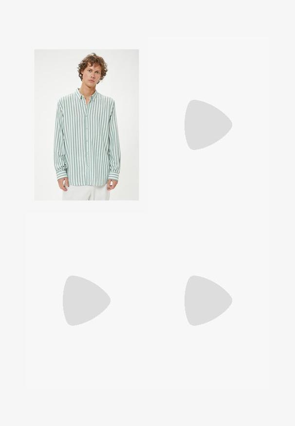 Camicia leggera con bottoni, caratterizzata da righe verticali in turchese e bianco, colletto, taschino sul petto singolo e maniche lunghe con polsini a righe.; Maglietta bianca in cotone con maniche corte, scollatura rotonda, vestibilità comoda e senza loghi o motivi visibili. Texture liscia e design minimale.; Pantaloni neri con design a pieghe sul davanti, realizzati in tessuto morbido. Presentano una chiusura con bottone e passanti per cintura; vestibilità a gamba dritta.; Sneakers in pelle bianca con perforazioni, punta rotonda, suola piatta e lacci spessi, con logo swoosh visibile e "AIR" sul tallone.; Borsa in tessuto nero con un motivo trapuntato e texture. Forma arrotondata, manici corti e spessi, e una struttura morbida e flessibile.