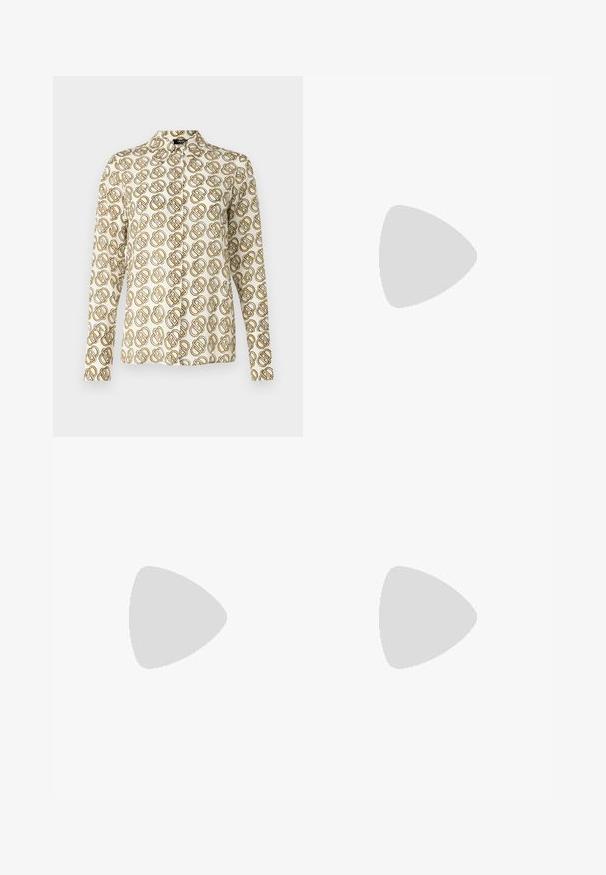 Blusa a maniche lunghe in tessuto crema con un motivo geometrico ripetuto nei toni dell'oro e del marrone. Colletto classico e chiusura con bottoni.; Pantaloni neri su misura con un design a gamba dritta, caratterizzati da una texture liscia e pieghe ben definite sul davanti. Senza hardware visibile.; Tacchi slingback in pelle nera con punta affusolata, caratterizzati da un tacco alto e un accento dorato sulla cinghia regolabile. Texture liscia.; Borsa a mano in pelle nera con un design strutturato, caratterizzata da una forma corta, manico superiore e accessori in metallo dorato. Inclusa tracolla regolabile.