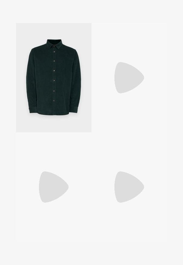Selected Homme SLHREGOWEN SHIRT - Ing - rain forest; Fekete ujjatlan trikók három darabos kiszerelésben. Bordás textúra, klasszikus kerek nyakkivágás. Az alján kis márkajelzés található.; Zöld kordbársony nadrág egyenes szárú fazonnal, öt zsebbel, fém gombos záródással és texturált bordázott felülettel.; Fekete vászon sportcipő fehér fűzőkkel, bézs gumitalppal és piros akcentussal a sarkán. Lekerekített orr és minimális varrási részletek.