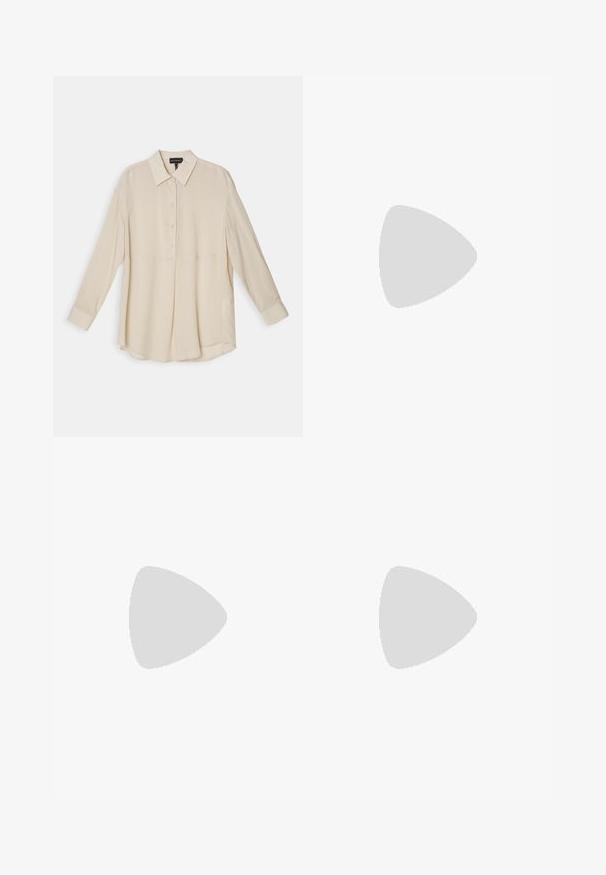 Camicia beige a maniche lunghe realizzata in tessuto leggero, con chiusura a bottoni e colletto dritto. Include pieghe sottili in vita.; Pantaloni scuri navy realizzati in tessuto morbido, con pieghe e un design a gamba dritta, dotati di vita standard e tasche laterali.; Sandali con tacco alto beige dal design minimalista, caratterizzati da due accenti circolari e un tacco spesso. Realizzati in pelle liscia.; Borsa a tracolla in pelle nera con un design curvo, accentuata da una placca del logo dorata e una tracolla sottile. Texture liscia con una finitura elegante.