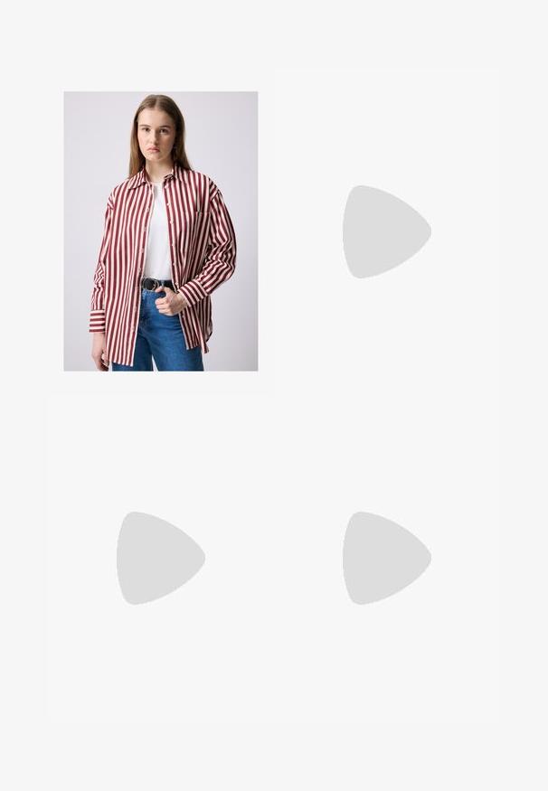 Punane ja valge triibuline nööbiga särk krae, rinna-tasku ja pikkade varrukatega, koos kõrge taljega siniste teksade ja musta vööga.; Heledad teksapüksid helesinisena, millel on viis taskut, tõmblukk ja nööpkinnitus. Varrukad on lõdvenenud ja servad on kulunud.; Valged kõrge kontsaga sandaalid, millel on paks konts ja rihmadega disain koos pahkluu sidumisega. Sile tekstuur ja platvorm ees, et lisada kõrgust.; Valge sünteetilisest materjalist kott kolmnurkse kujuga, lame esiklapiga ja kaaredetailiga, reguleeritava rihmaga, sileda tekstuuriga ja minimalistliku disainiga.