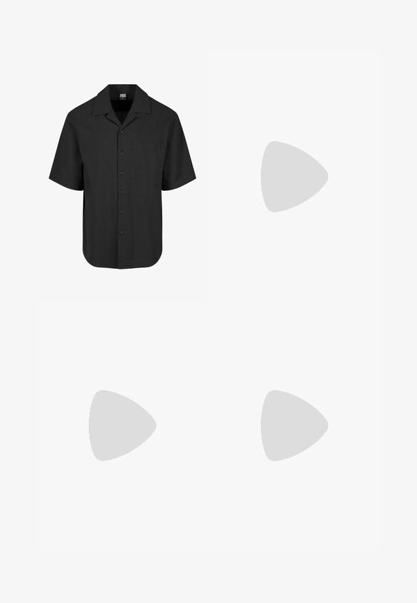 Zwarte kortekraag shirt met een textuurpatroon, een puntige kraag en een voorzak. Knopen sluiting aan de voorkant.; Zwarte shorts met een elastische tailleband, twee zijzakken en een losse fit. Gemaakt van een zachte stof met een gladde textuur.; Zwarte en crèmekleurige sneakers met een textuurontwerp, voorzien van een mesh bovenwerk, zwarte veters en een stevige zool met een rubberen loopvlakpatroon.; Grijze en doorzichtige frame zonnebril met een vierkante vorm, gradient blauwe lenzen en metalen accenten op de scharnieren. Lichtgewicht materiaal.