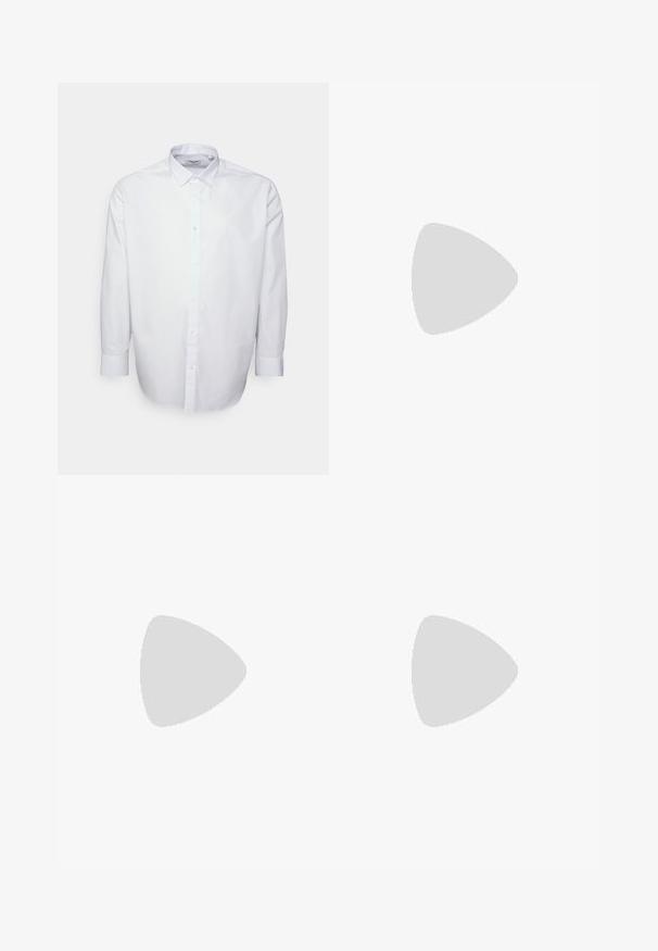 Weißes Hemd mit langen Ärmeln, klassischem Kragen und Frontknopfleiste. Hergestellt aus glattem, leichtem Stoff mit normaler Passform.; Schwarze, weite Hose mit gefälteltem Vorderteil, seitlichen Taschen und einer glatten Stoffstruktur. Entworfen für eine entspannte Passform.; Braune Wildlederslipper mit runder Zehenpartie und einer niedrigen schwarzen Gummisohle, die über einen dekorativen Riemen und Nähte auf dem Obermaterial verfügt.; Braune Leder-Laptoptasche mit strukturierter Oberfläche, doppelten Obergriffen, verstellbarem Gurt und zwei vorderen Schnallen für zusätzlichen Detailreichtum.