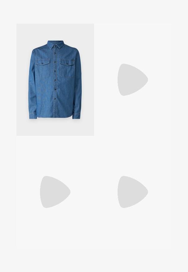 Camicia di jeans blu medio, a maniche lunghe, design con bottoni, dotata di due tasche sul petto e colletto. Presenta un logo sul davanti.; T-shirt bianco a maniche corte con testo rosso "Studio Originals Edition" sul lato sinistro del petto, esposto su uno sfondo grigio neutro.; Jeans in denim blu scuro con un design a gamba dritta, cinque tasche e chiusura con bottone. Il tessuto presenta una leggera sfumatura e texture.; Sneakers bianchi dalla texture liscia, con dettagli in pelle marrone e particolari neri, abbinati a pantaloni neri su misura. Sfondo in parquet.