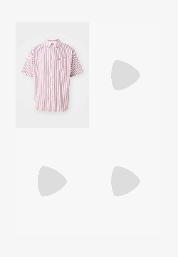 Korte mouwen overhemd met knopen van katoen, met rode en witte verticale strepen, een borstzak en het merkembleem op de zak.; Lichtblauwe denim jeans met een recht model, voorzien van een middelhoge taille, vijf zakken en een knoop- en ritssluiting.; Zwarte leren loafers met een franjesaccent, voorzien van een dikke zwarte zool en gele stiksels langs de rand. Gevoelige afwerking.; Driedelige zilveren metalen halsketting met slanke, flexibele kettingen met een lichte glans, beveiligd met een karabijnhaak en een verstelbare ketting.